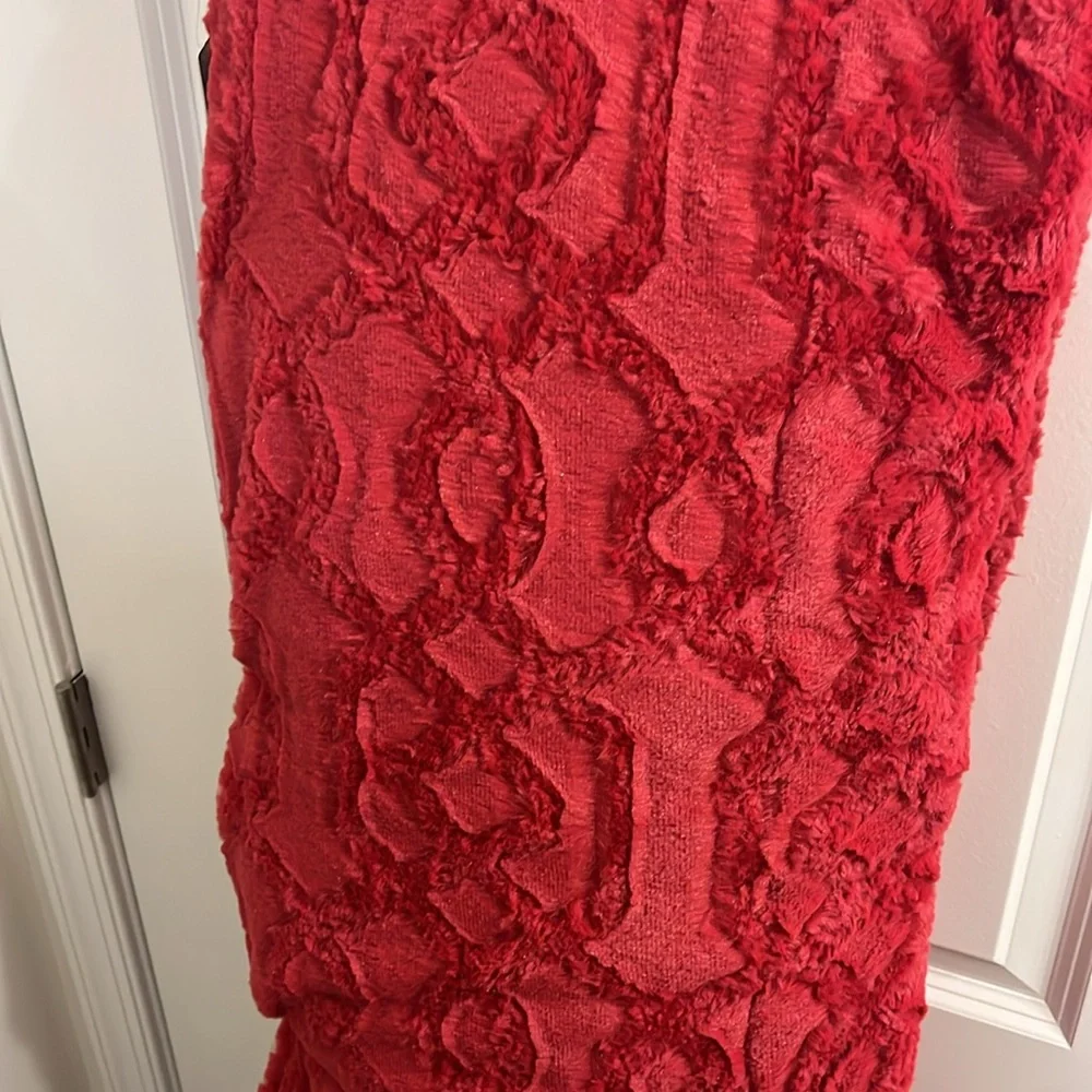 Gilmore Oversized Ultra Soft Plush Throw Blanket 50”x70” red holiday polyester
